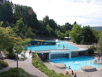 Nichtschwimmerbecken (oben), Aktionsbecken (unten) sowie Kinderplanschbecken sollen für 2,59 Millionen Euro erneuert werden. Foto: Benedikt Borst