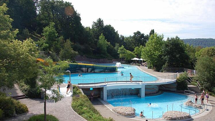 Nichtschwimmerbecken (oben), Aktionsbecken (unten) sowie Kinderplanschbecken sollen für 2,59 Millionen Euro erneuert werden. Foto: Benedikt Borst