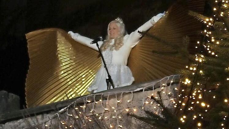 Von der Festungsmauer aus sprach die 23-Jährige Melissa Dörfer als Christkind das traditionelle Gedicht zur Eröffnung.