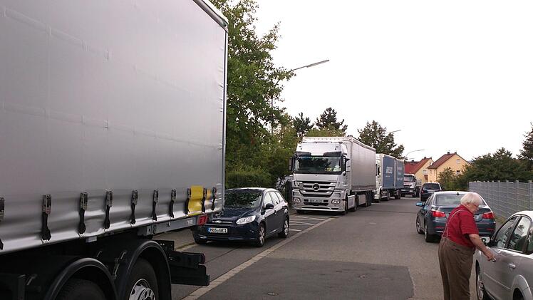 Die Lastwagen in der Karlsbader Straße in Höchstadt-Süd können hier zwischen den Kindergärten ganz legal auch am Wochenende parken. Foto: Andreas Dorsch