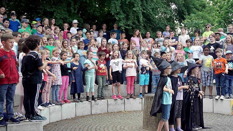 Drei kleine Zauberlehrlinge gaben beim große Finale mit allen Kindern Zauberlieder zum Besten.