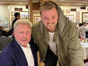 Zwei Tennisprofis unter sich. Kevin Krawietz (rechts) sagt &uuml;ber Boris Becker: "Ich habe ihn in Madrid jetzt n&auml;her kennengelernt. Er ist ein super Typ, lustig und zielstrebig. Ein Mann der klaren Worte. Ich fand es super mit ihm. Und er war am Freitag nach den verlorenen Einzel richtig sauer, das zeigt, dass ihm das Tennis in Deutschland voll am Herzen liegt." F&uuml;r Krawietz war es nach eigenen Angaben eine super Woche, vor allem DTB-Teamchef Michael Kohlmann h&auml;tte sensationell gecoacht und das ...