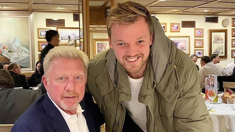 Zwei Tennisprofis unter sich. Kevin Krawietz (rechts) sagt &uuml;ber Boris Becker: "Ich habe ihn in Madrid jetzt n&auml;her kennengelernt. Er ist ein super Typ, lustig und zielstrebig. Ein Mann der klaren Worte. Ich fand es super mit ihm. Und er war am Freitag nach den verlorenen Einzel richtig sauer, das zeigt, dass ihm das Tennis in Deutschland voll am Herzen liegt." F&uuml;r Krawietz war es nach eigenen Angaben eine super Woche, vor allem DTB-Teamchef Michael Kohlmann h&auml;tte sensationell gecoacht und das ...