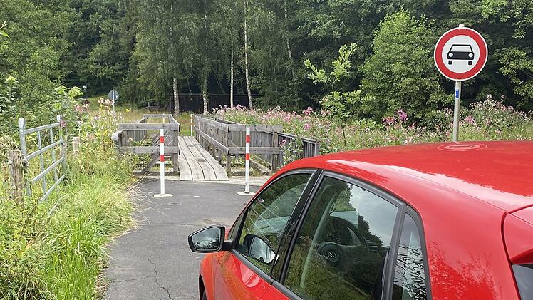"Off limits" für Pkw, Lkw und Traktoren gilt demnächst auch für die neu zu errichtende Radfahrer- und Fußgängerbrücke über die Sinn in Wernarz. Foto: Hans-Peter Ehrensberger