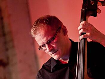 Dietmar Engels am Kontrabass Fotos: Jochen Berger