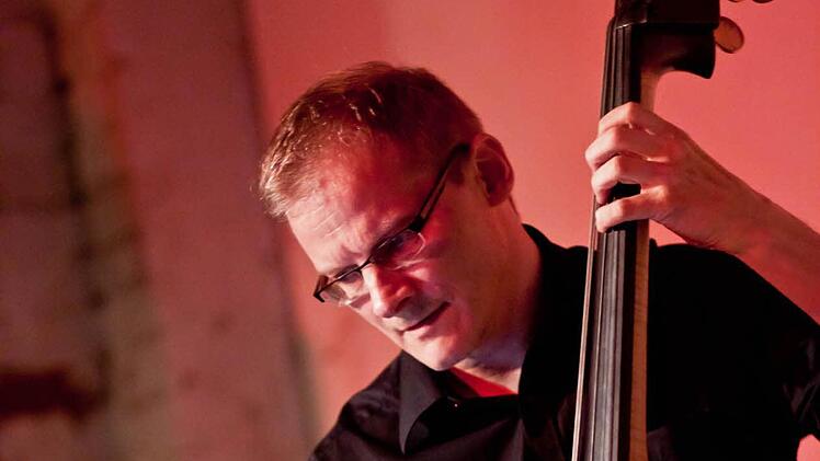 Dietmar Engels am Kontrabass Fotos: Jochen Berger