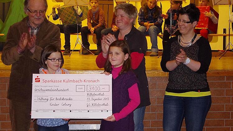 Franz Kluge, Elternbeirats-Vorsitzende Christine Hempfling, stellvertretende Elternbeirats-Vorsitzende Corinna Nickol (von links) sowie (vorne, von links): die Klassensprecherinnen Lara und Sophie freuten sich über die Spende von 3100 Euro. Fotos: Heike Schülein