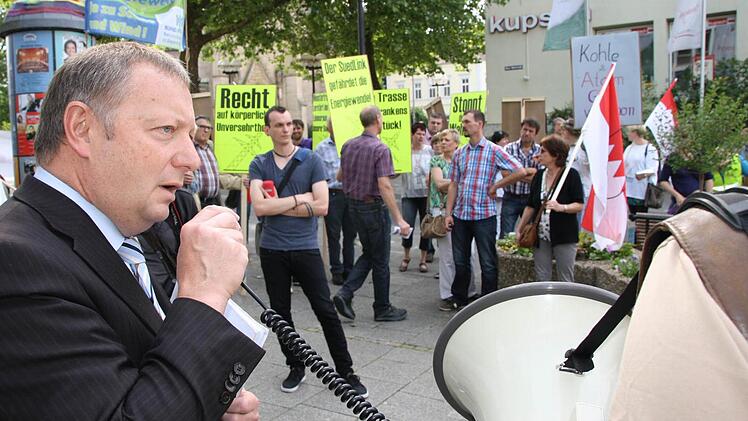 "Wir werden eure Argumente mit in die Diskussion nehmen", versprach Landrat Thomas Bold den Demonstranten vor der nicht-öffentlichen Sitzung im Landratsamt. Foto: Ralf Ruppertt