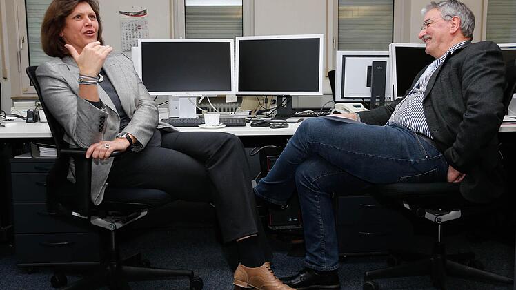 Entspannte Gesprächsatmosphäre am News-Desk der Saale Zeitung: Ilse Aigner und Paul Ziegler Foto: Matthias Hoch