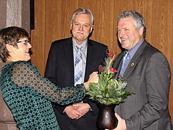 Kämmerer Klaus Ebert (Mitte) wurde von Bürgermeister Jürgen Hennemann (rechts) in den Ruhestand verabschiedet. Für Ute Ebert, Ehefrau des Kämmerers, gab es Blumen. Foto: Helmut Will