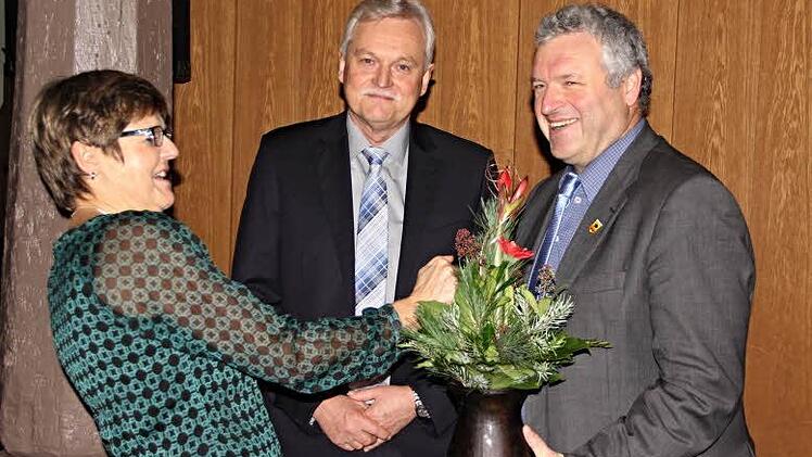 Kämmerer Klaus Ebert (Mitte) wurde von Bürgermeister Jürgen Hennemann (rechts) in den Ruhestand verabschiedet. Für Ute Ebert, Ehefrau des Kämmerers, gab es Blumen. Foto: Helmut Will