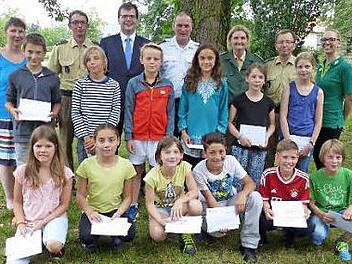 Junge Sieger und Offizielle beim Gruppenbild Foto: p