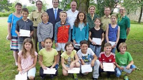Junge Sieger und Offizielle beim Gruppenbild Foto: p