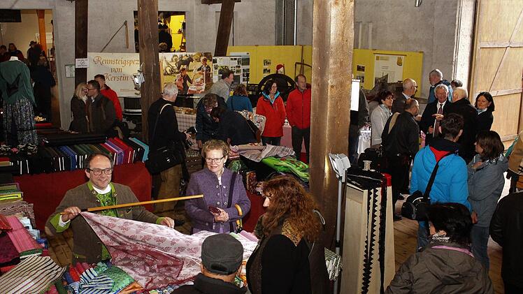 Beim Trachtemarkt im Frensdorfer BauernmuseumFoto: Evi Seeger