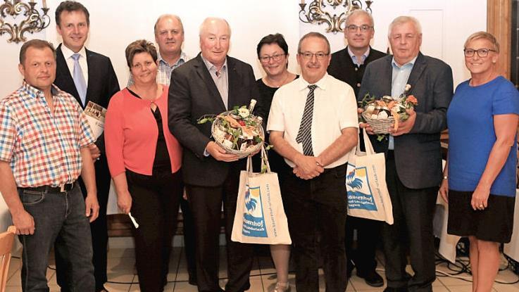 Die alten und neuen Stationsleiter des KDBH in Forchheim und Bamberg mit den Ehrengästen v.l.: Edgar Böhmer (stellv. Kreisobmann BBV Bamberg), Heinrich Thaler, Anneliese Göller, Reinhard Friedrich (stellv. Kreisobmann BBV Forchheim), Georg Bogensberger, Johanna Hell, Werner Nützel, Hanngörg Zimmermann, Edmund Mauser, Rosi Kraus Foto: Franz Galster