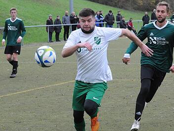 Duell auf Kunstrasen: der Garitzer Jaroslav Tomko (links) und Stangenroths Sandro Rauch. Foto: ssp