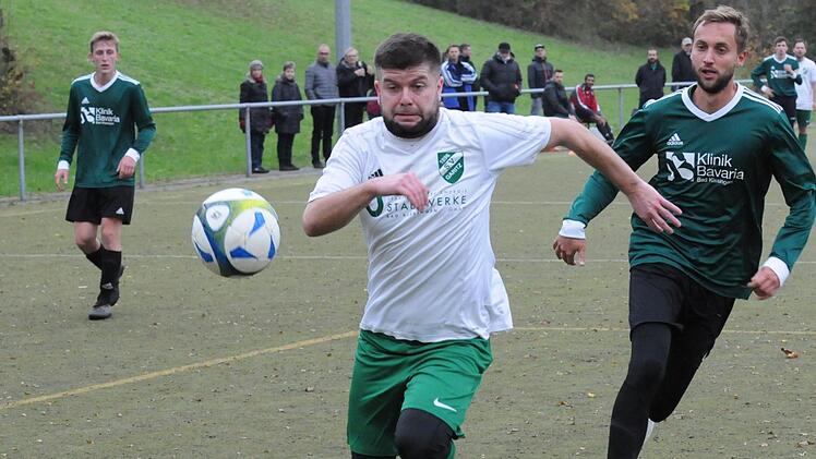 Duell auf Kunstrasen: der Garitzer Jaroslav Tomko (links) und Stangenroths Sandro Rauch. Foto: ssp