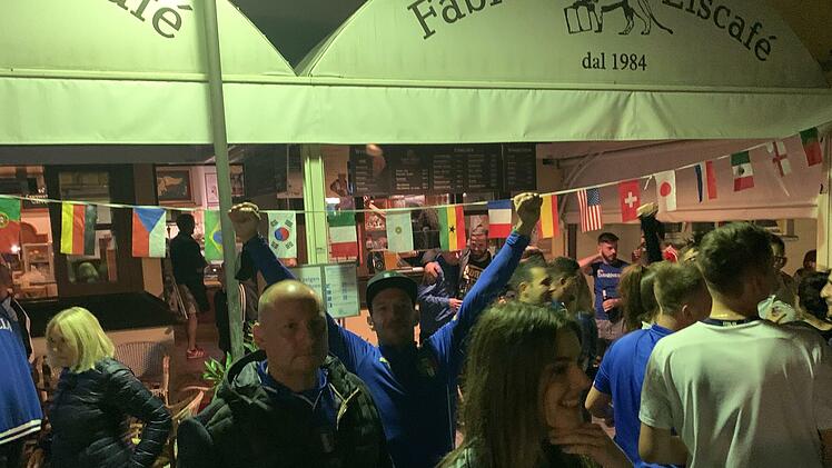 Gerado Canonne (Mitte) in mitten der italienischen Fans.
