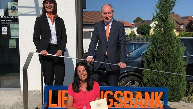 Alexandra May (links) und Vorstand Roland Knoll gratulierten Elisabeth Keßler (sitzend) zum Jubiläum. Foto: Beatrix Lieb