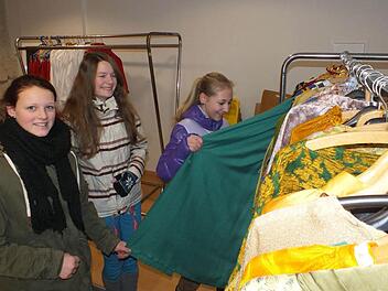 Magdalena Edgar, Miriam Novotny und Sandra Rassau (v. l.) suchen sich Gewänder aus. Foto: Manfred Welker