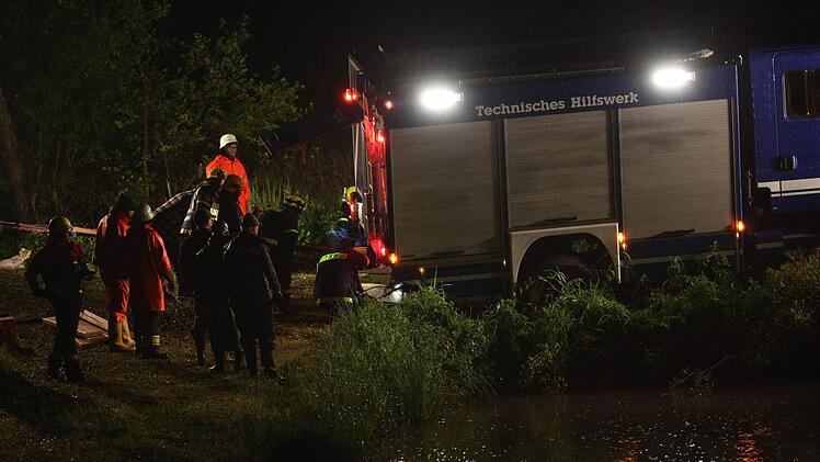 Mit vereinten Kräften kämpften Feuerwehr und THW in der Nacht auf Montag gegen einen drohenden Dammbruch am Tretzendorfer Weiher. Foto: News5 / Herse