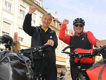 Faust in die Luft: Werner Kunze und Franz Wilmsen finden, dass der Main-Radweg und seine Umgebung Grund zum Jubeln bieten.  Foto: Diana Fuchs