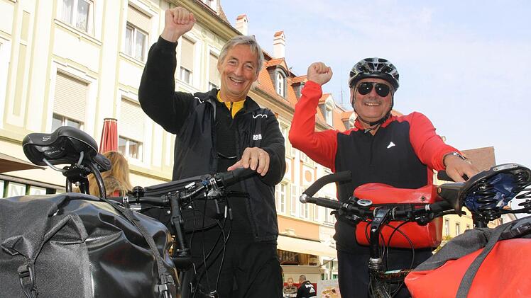Faust in die Luft: Werner Kunze und Franz Wilmsen finden, dass der Main-Radweg und seine Umgebung Grund zum Jubeln bieten.  Foto: Diana Fuchs