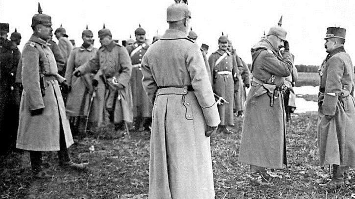 Kein "Freispruch für die Pickelhaube", auch wenn der Historiker Christopher Clark das Verhalten des Deutschen Kaiserreiches in den großen Kontext europäischer politischer Kultur einordnet. Hier eine historische Aufnahme von Kaiser Wilhelm II. (Mitte) bei einem Besuch der deutschen und österreichisch-ungarischen Truppen in Galizien.  Foto: dpa/Archiv