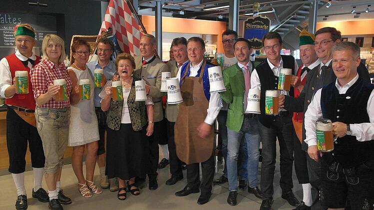 Alle stoßen auf ein gutes Gelingen des Bierfestes an.