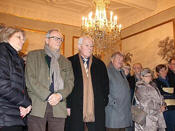 Museumsleiterin Annette Späth (links) hat sich gemeinsam mit den Bezirksräten, darunter Bezirkstagspräsident Erwin Dotzel (rechts), vor kurzem im Graf-Luxburg-Museum über die Schäden an der Raumhülle des Aschacher Schlosses informiert. Foto: Ralf Ruppert