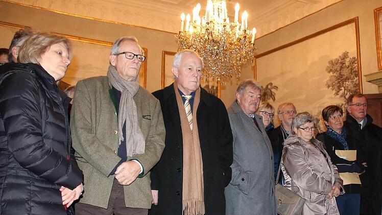Museumsleiterin Annette Späth (links) hat sich gemeinsam mit den Bezirksräten, darunter Bezirkstagspräsident Erwin Dotzel (rechts), vor kurzem im Graf-Luxburg-Museum über die Schäden an der Raumhülle des Aschacher Schlosses informiert. Foto: Ralf Ruppert