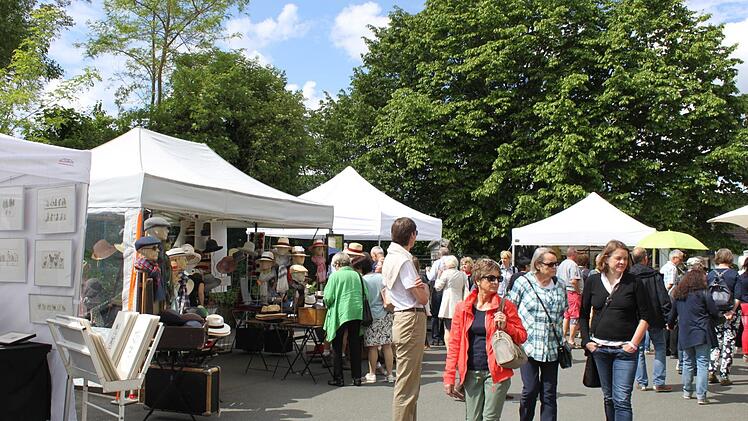 Zum Kunsthandwerkermarkt und verkaufsoffenen Sonntag waren zahlreiche Besucher gekommen. Foto: Carmen Schwind