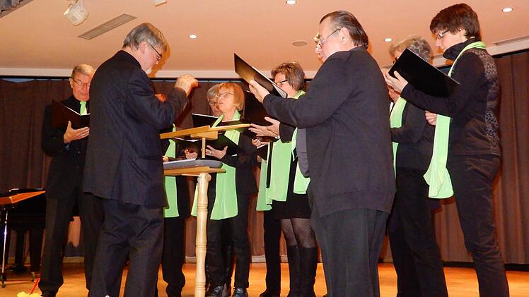 Grippegeschw&auml;cht und dennoch klangvoll: der Singkreis Pfarrweisach mit Klemens AlbertHorst Schneider