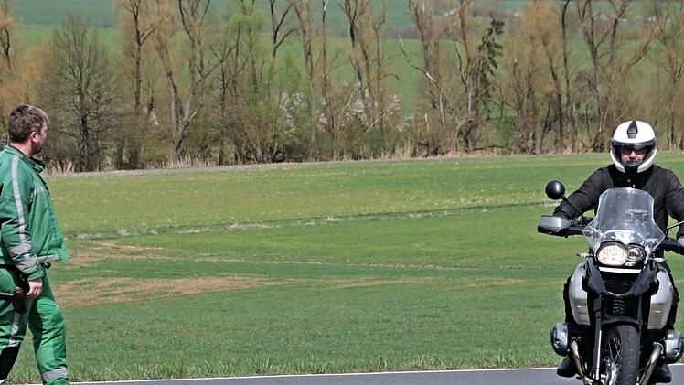 POK Werner Seifert lotst Stefan Schunke in die Kontrollstelle am Hambach, nahe Untermerzbach.Helmut Will