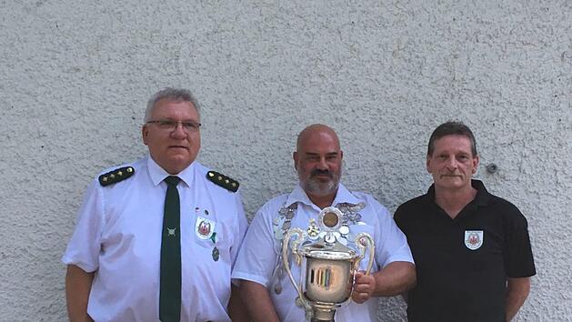 Der Sch&uuml;tzenk&ouml;nig der k&ouml;niglich-privilegierten Freihandsch&uuml;tzen steht fest. Unser Bild zeigt (von links) G&uuml;nter Fr&ouml;hlich (2. Ritter), J&uuml;rgen Markard (Sch&uuml;tzenk&ouml;nig) und Thomas Geiberger (1. Ritter). Foto: Madline Haupt
