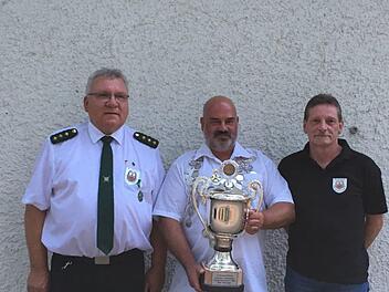 Der Schützenkönig der königlich-privilegierten Freihandschützen steht fest. Unser Bild zeigt (von links) Günter Fröhlich (2. Ritter), Jürgen Markard (Schützenkönig) und Thomas Geiberger (1. Ritter). Foto: Madline Haupt