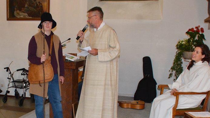 Mit einer Wortgottesfeier wurde in Maria Bildhausen die neue Gemeindereferentin Maria Krines begrüßt. Dazu gab es auch ein Spiel, das den guten Hirten zum Thema hatte. Pastoralreferent Peter Betscher aus Ursberg, hier mit einem Heimbewohner als Hirte. Foto: Hanns Friedrich