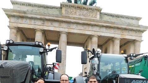 Sie waren die oberfränkischen Mitorganisatoren für die Demonstration der Landwirte in Berlin: Stefanie Will aus Bindlach, Florian Böhner aus Hummeltal und Martin Schamel aus Mistelgau (von links). Foto: Horst Wunner