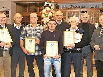 Die Ehrung (v.&nbsp;l.): Vorsitzender Michael Hartmann, stellvertretender Vorsitzender Franz-Xaver Bauer, Peter Berner, Christian Koch, B&uuml;rgermeister Hanng&ouml;rg Zimmermann, Hans Arnold, Chorleiter Werner Wiesheier und S&auml;ngergruppenvorsitzender Gerhard Bauer Foto: privat