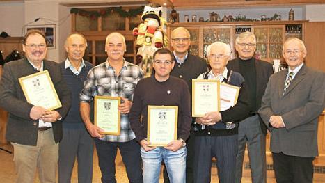 Die Ehrung (v.&nbsp;l.): Vorsitzender Michael Hartmann, stellvertretender Vorsitzender Franz-Xaver Bauer, Peter Berner, Christian Koch, B&uuml;rgermeister Hanng&ouml;rg Zimmermann, Hans Arnold, Chorleiter Werner Wiesheier und S&auml;ngergruppenvorsitzender Gerhard Bauer Foto: privat