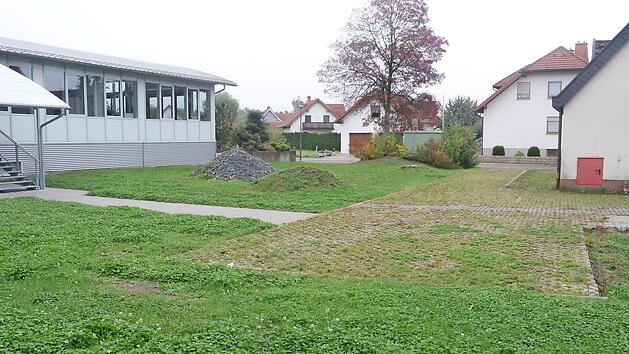 Zwischen dem Feuerwehrgerätehaus und der Scholz-Halle als Erweiterung der Feuerwehr Stockheim werden 19 Parkplätze angelegt und die Außenanlagen verschönert.