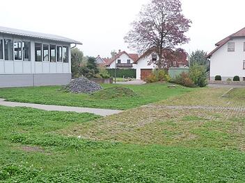 Zwischen dem Feuerwehrgerätehaus und der Scholz-Halle als Erweiterung der Feuerwehr Stockheim werden 19 Parkplätze angelegt und die Außenanlagen verschönert.