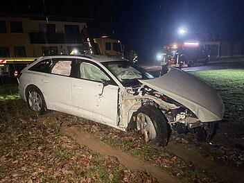 B173 bei Culmitz: Auto fährt bei Unfall in Wald B173 bei Culmitz: Auto fährt bei Unfall in Wald