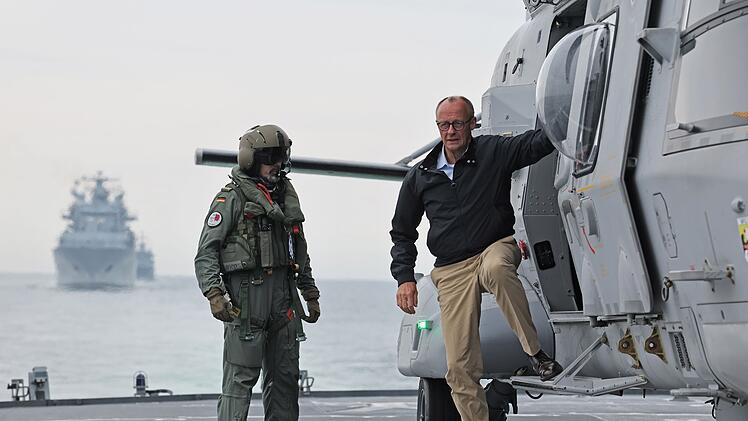 Bundeskanzler Merz besucht Marine