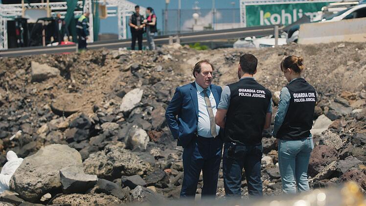 Nach dem Fund der Leiche von Bruno Kohl im Hafen von Las Palmas treffen Raúl Morales (Miguel Ángel Silvestre, Mitte) von der spanischen Polizei und Nina Weiss (Katia Fellin) vom BKA auf den Vater des Toten, Thomas Kohl (Frank Feys). Der Unternehmer wirkt tief erschüttert.