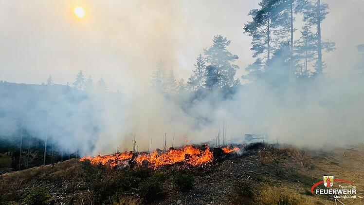 Nutzfeuer im Kreis Kronach breitet sich unkontrolliert auf Waldfl&auml;che aus