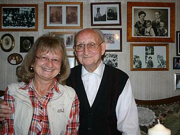 Karl Köster feierte am Montag in Geißlingen seinen 92. Geburtstag. Im Bild freut er sich mit seiner Tochter Marianne über die vielen Gratulanten, die ihn zu Hause beehrten. Fotos: Thomas Meyer