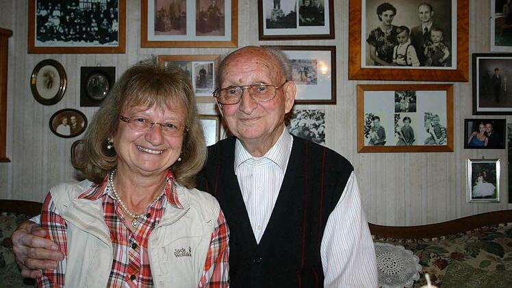 Karl Köster feierte am Montag in Geißlingen seinen 92. Geburtstag. Im Bild freut er sich mit seiner Tochter Marianne über die vielen Gratulanten, die ihn zu Hause beehrten. Fotos: Thomas Meyer