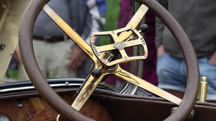 Eine Augenweide für Technik-Begeisterte und Oldtimer-Fans ist schon alleine das Lenkrad des 8/25. Fotos: Thomas Dill