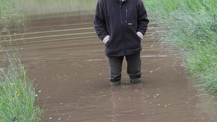 Peter Schaaf, Pächter der Unteren Tretzendorfer Weiher, auf dem fast knietief überschwemmten Radweg neben seiner Teichanlage.